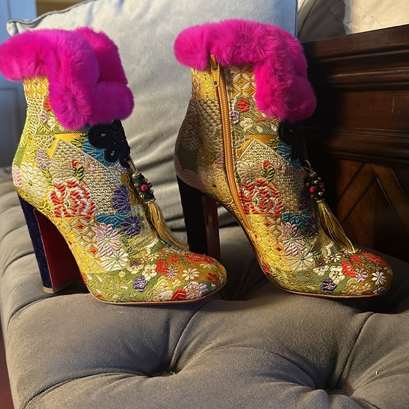 Christian Louboutin May Wong 100 Multi
Authentic CL booties w/ tassels Size38/8B - Picture 5 of 10